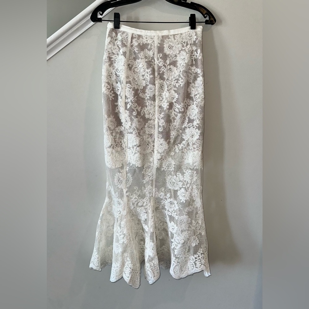 V. Chapman Vinetta Set in White Chantilly Lace - Size 4 - Picture 4 of 13